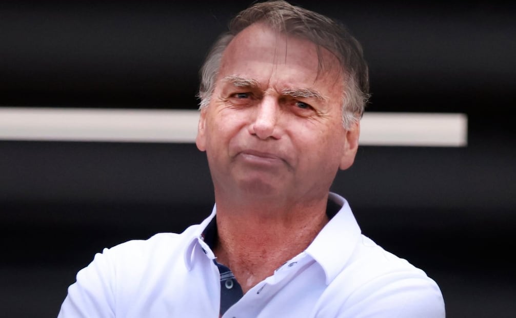 Fotografiado a través de una puerta, el expresidente brasileño Jair Bolsonaro se encuentra en la entrada de su casa donde se encuentra bajo arresto domiciliario en Brasilia, Brasil, el martes 2 de septiembre de 2025. Foto: AP/Archivo