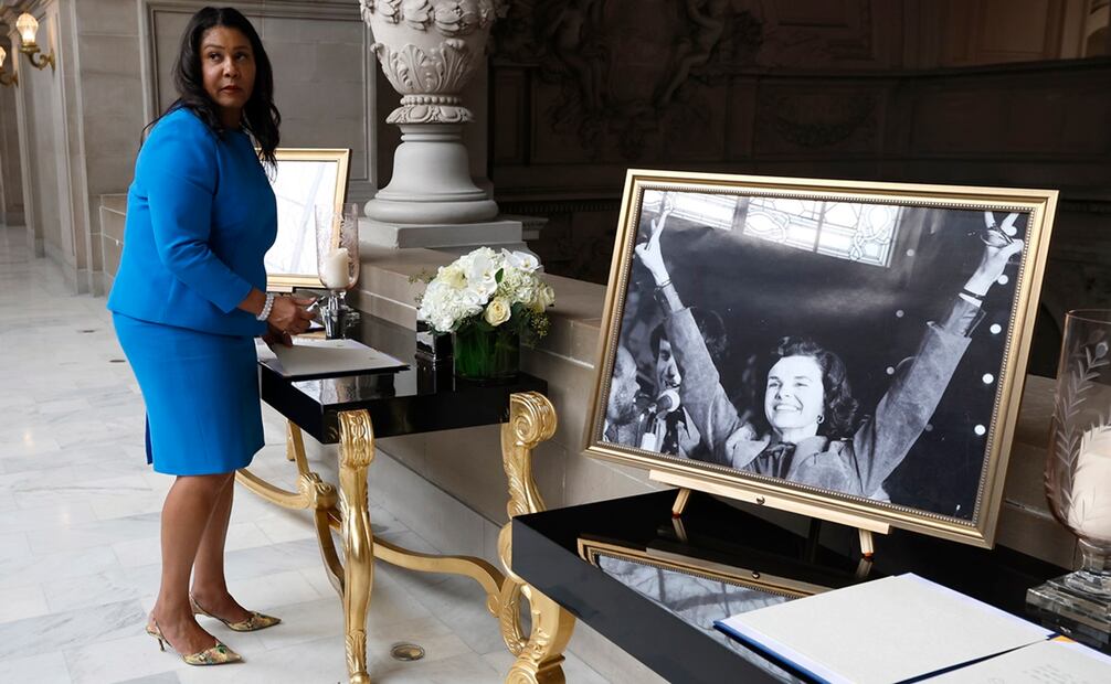 London Breed,  alcaldesa de San Francisco, firma una nota de recuerdo en honor de la senadora estadounidense Dianne Feinstein en el ayuntamiento de San Francisco, el 29 de septiembre de 2023. Foto: EFE