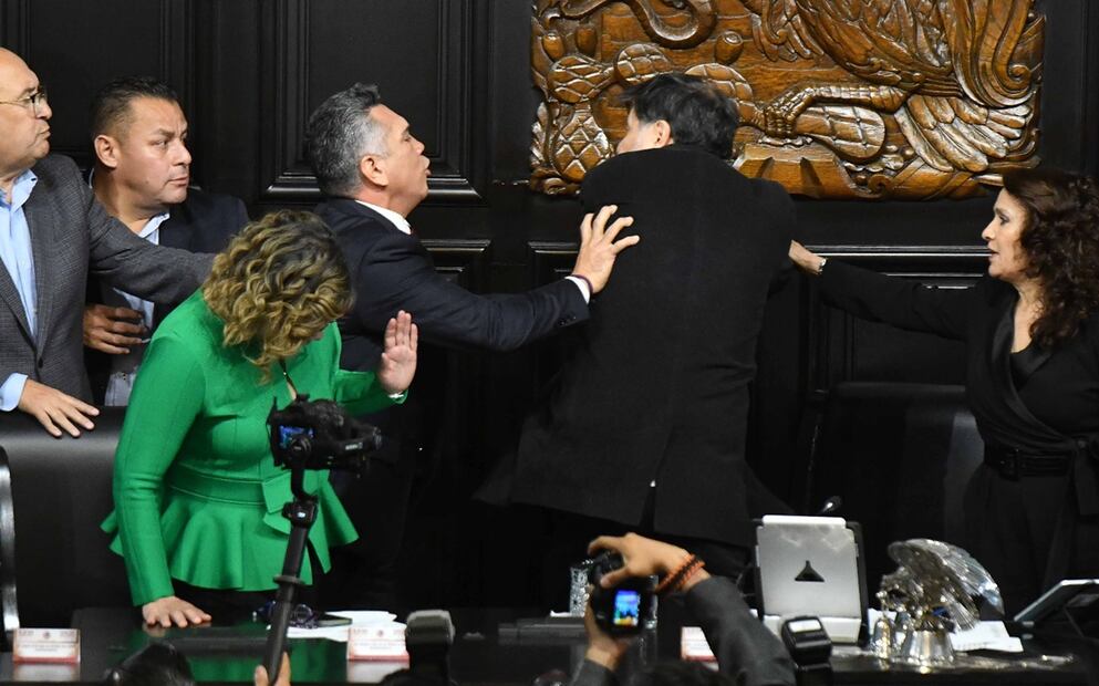 Alejandro Moreno reclama airadamente a Noroña y ambos forcejean por unos segundos. Foto: Cuartoscuro.com