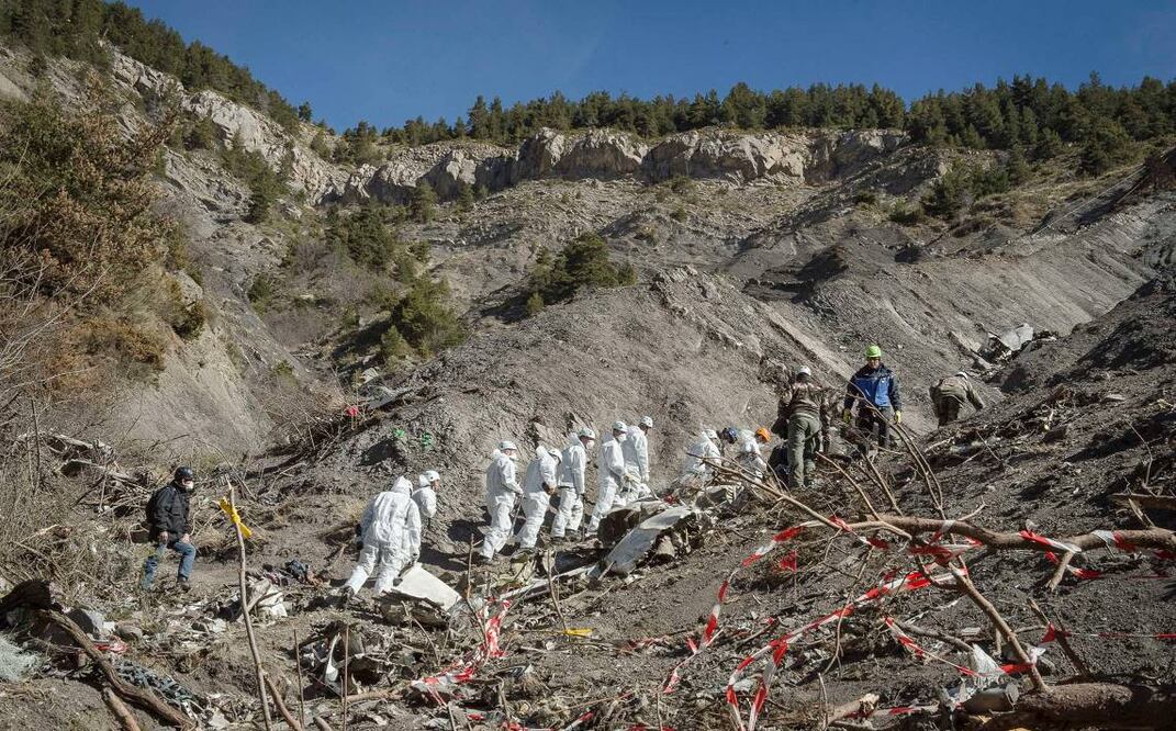 Junto al camino de acceso que lleva al puerto de Mariaud, donde cayó la aeronave, se ha levantado un monumento en homenaje a los muertos (ARCHIVO. REUTERS)
