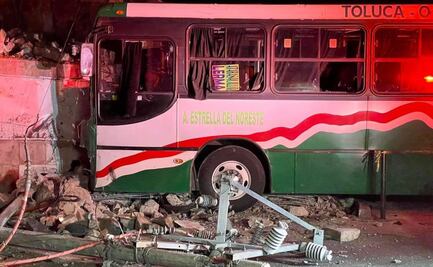 Autobús se queda sin frenos y choca contra poste de luz, barda y otros 2 vehículos; hay 12 heridos