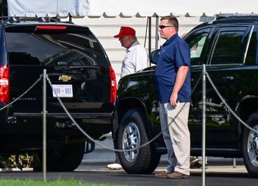 Trump recibe actualizaciones del huracán "Dorian" desde su club de golf de Virginia