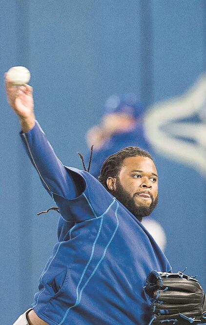 Johnny Cueto, pitcher de los Royals, va a la lomita en el Juego 3 (FRANK GUNN. AP)