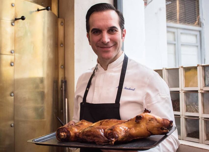 Chef Mario Sandoval de Coque Madrid con el cochinillo insignia del restaurante.
Foto: Coque Madrid / Instagram