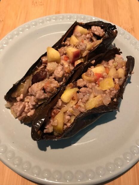 Chiles pasilla de otoño con crema de almendra