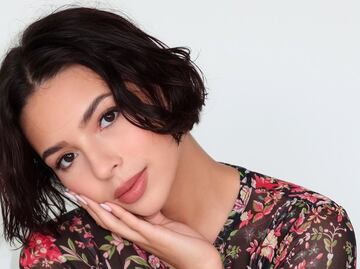 La blusa de encaje transparente de Ángela Aguilar es ideal para el calor