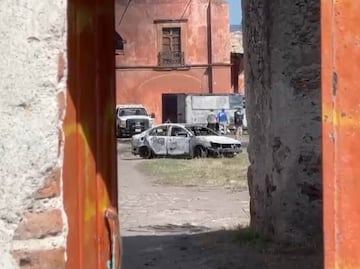 Manchas de sangre, impactos de bala en paredes y sillas tiradas, intactas tras masacre durante posada en ex hacienda de Salvatierra