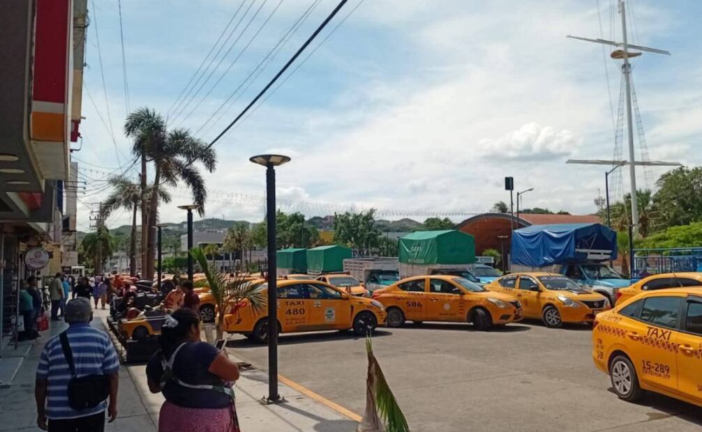 Taxistas bloquearon con sus vehículos las principales calles de la población para denunciar la inseguridad (18/09/2025). Foto: Especial