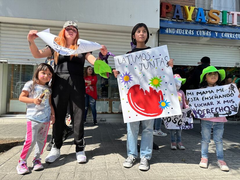 Marcha 8M en Edomex. Niñas acompañan a sus mamás. Foto. Claudia González
