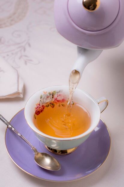 Descifrando el misterio del té de cebolla. Fuente: Freepik.