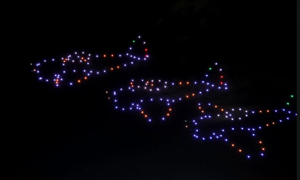Espectáculo de drones de la empresa Space Drone Show en la Base Aérea Militar 1 Santa Lucia en conmemoración de los 80 años del regreso del Escuadrón 201, tras participar en la Segunda Guerra Mundial, el martes 18 de noviembre de 2025. Foto: Gabriel Pano/EL UNIVERSAL