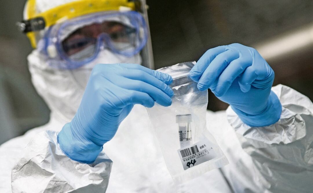 This photo taken on April 21, 2020 shows a medical staff member collecting a sample - Photo:Qian Ye/AFP