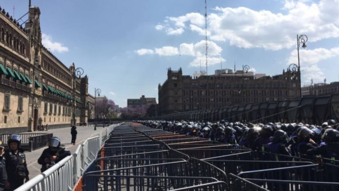 "Ellos tienen miedo"; chocan encapuchadas con vallas de Palacio Nacional