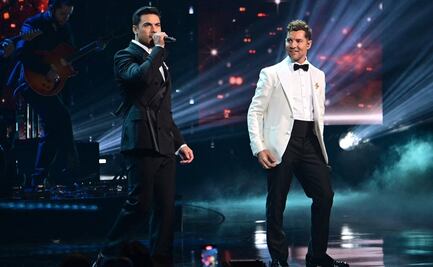 Carlos Rivera y David Bisbal hacen emotivo homenaje al "Príncipe de la canción"