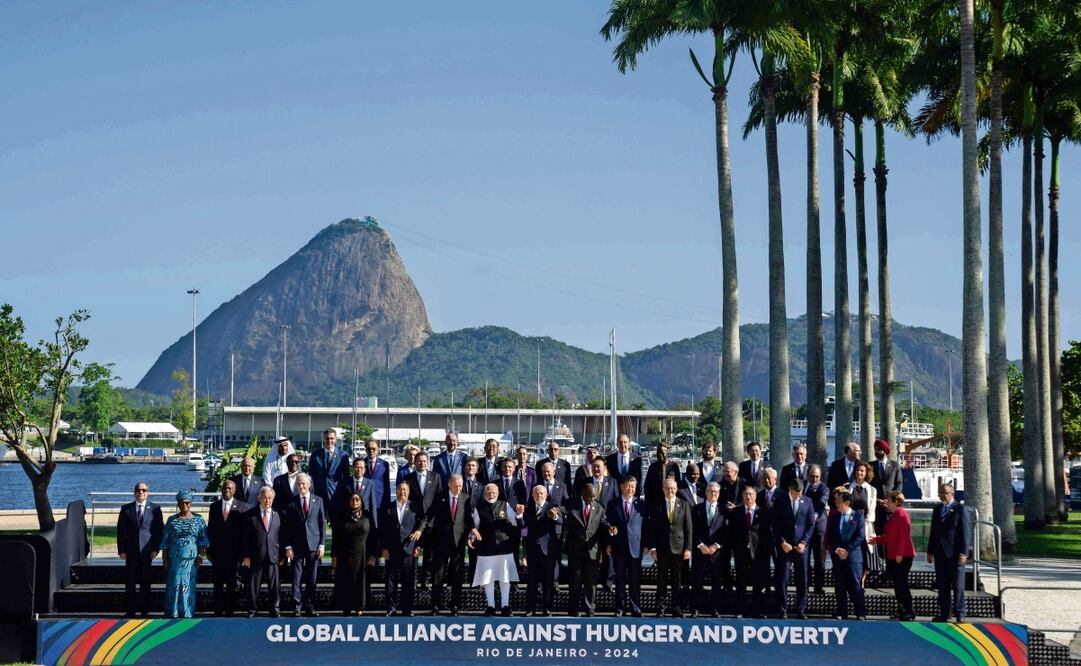 Los líderes del G20 posan para una fotografía en la cumbre realizada en Río de Janeiro, Brasil. El presidente Joe Biden de EU llegó tarde y no alcanzó al grupo. Foto: Manuel Balce Ceneta / AFP