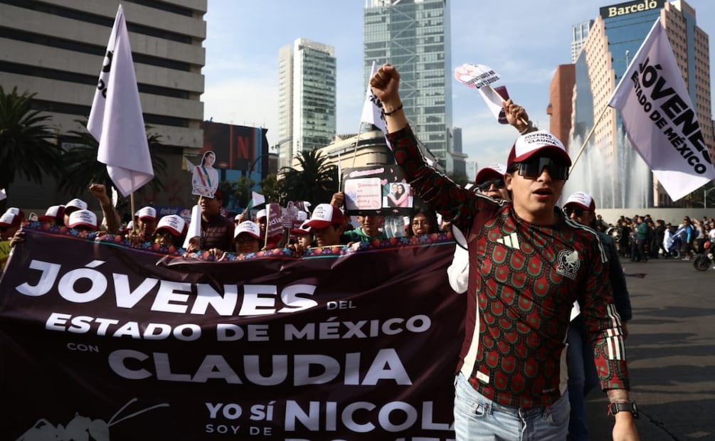 Simpatizantes de Morena y aliados caminan en calles de la CDMX rumbo al Zócalo donde se festejan los 7 años de la 4T (06/12/2025). Foto: Gabriel Pano / EL UNIVERSAL