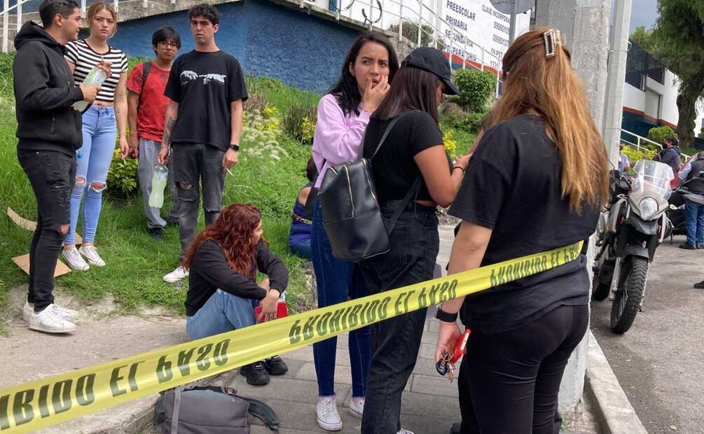 Entre gritos de “Justicia!”, y “No estamos todos, nos falta Ivana” familiares y amigos bloquean de forma intermitente Insurgentes y posteriormente Viaducto Tlalpan en espera de información, sobren la joven de 22 años. Foto: Gaspar Betancourt. EL UNIVERSAL