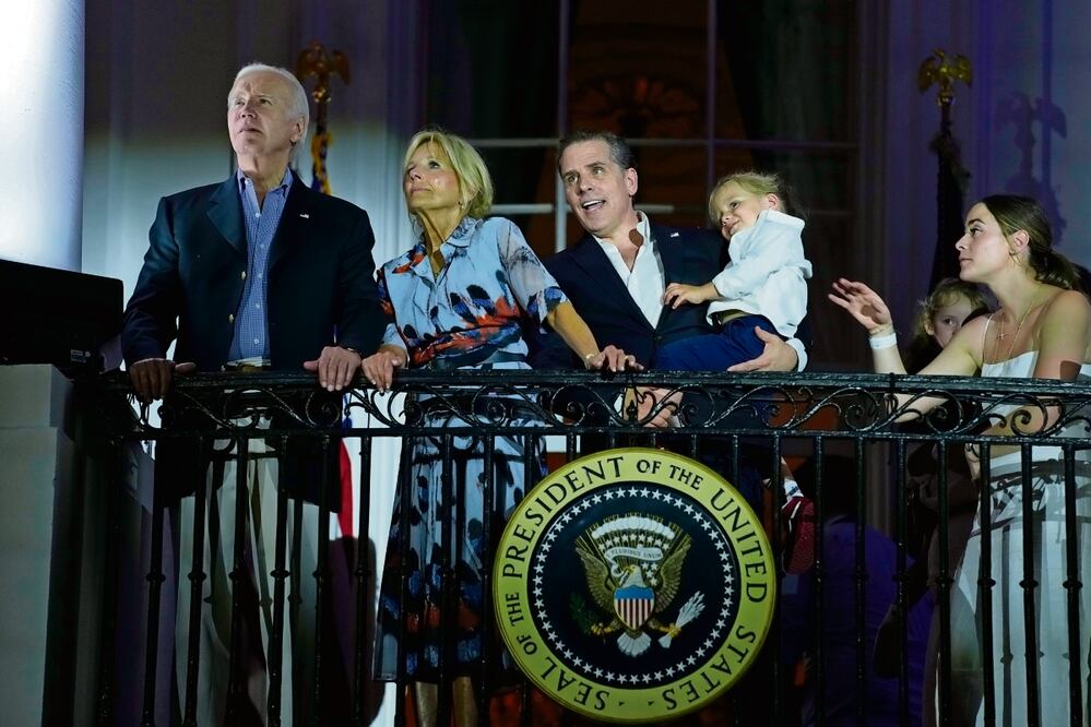 El presidente Joe Biden; la primera dama Jill; Hunter Biden y su hijo, Beau, miran un espectáculo de fuegos artificiales, en la Casa Blanca en Washington, durante una celebración por el Día de la Independencia de Estados Unidos, el martes pasado. Foto: SUSAN WALSH. AP