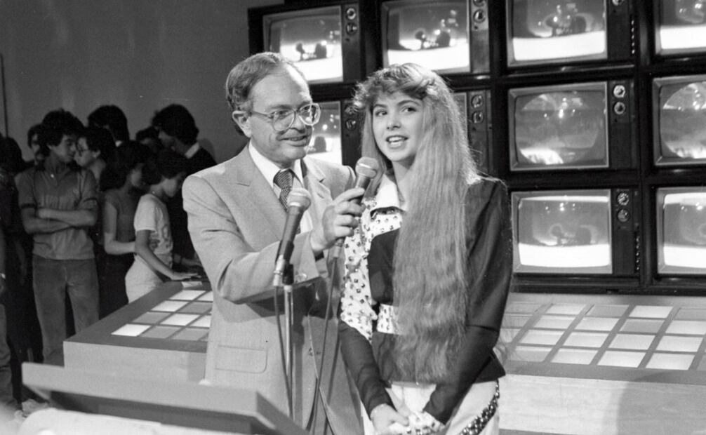 Raúl Velasco y Lucerito como conductores del último Juguemos a Cantar en 1984. La joven estrella agradeció al animador la oportunidad de debutar como presentadora en el concurso infantil. Foto: Archivo EL UNIVERSAL.