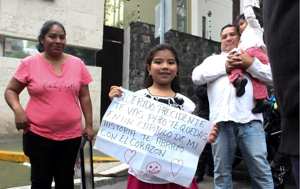 La pequeña Antonella declamó unas palabras de agradecimiento para el expresidente Andrés Manuel López Obrador afuera de su domicilio en el sur de la Ciudad de México. Foto: Francisco Rodríguez/EL UNIVERSAL