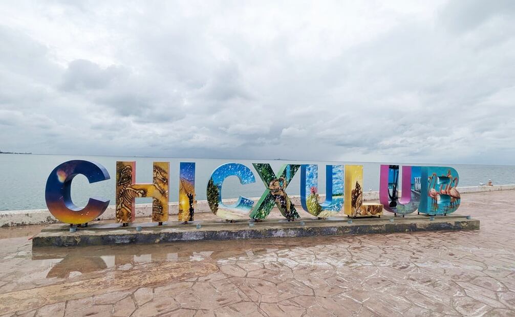 Letras monumentales en Chicxulub, Yucatán; la población aprovechó la noticia sobre el cráter para hacerlo atractivo turístico. Tanto el cráter y pueblo fueron nominados como Patrimonio de la Humanidad de la UNESCO. Foto: ESPECIAL/Wikimedia Commons.