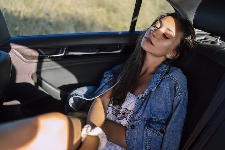 Antes de dormir en el auto, busca una zona segura para estacionarlo. Foto: Freepik