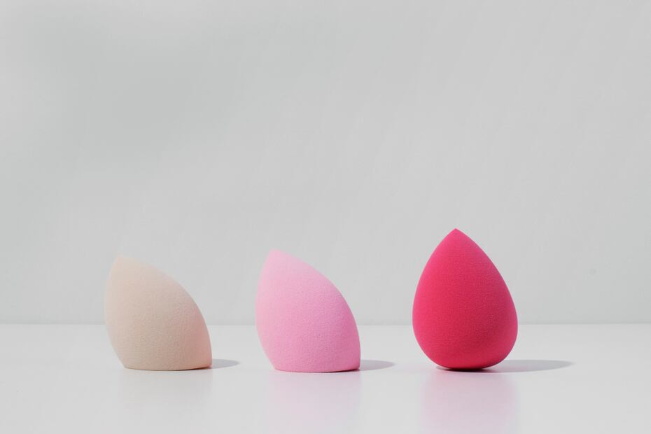 Sin limpieza, las esponjas de maquillaje acumulan bacterias y residuos. Foto: Freepik