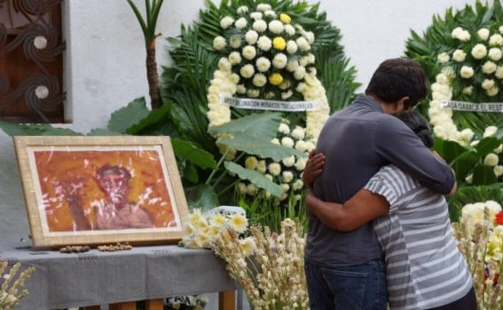 Familia de Francisco Toledo lo despide en un patio lleno de amigos 