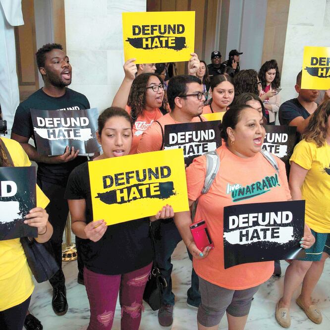 Activistas protestaron ayer contra el Servicio de Inmigración y Control de Aduanas, en el edificio Russell del Senado, en Washington. NICHOLAS KAMM. AFP