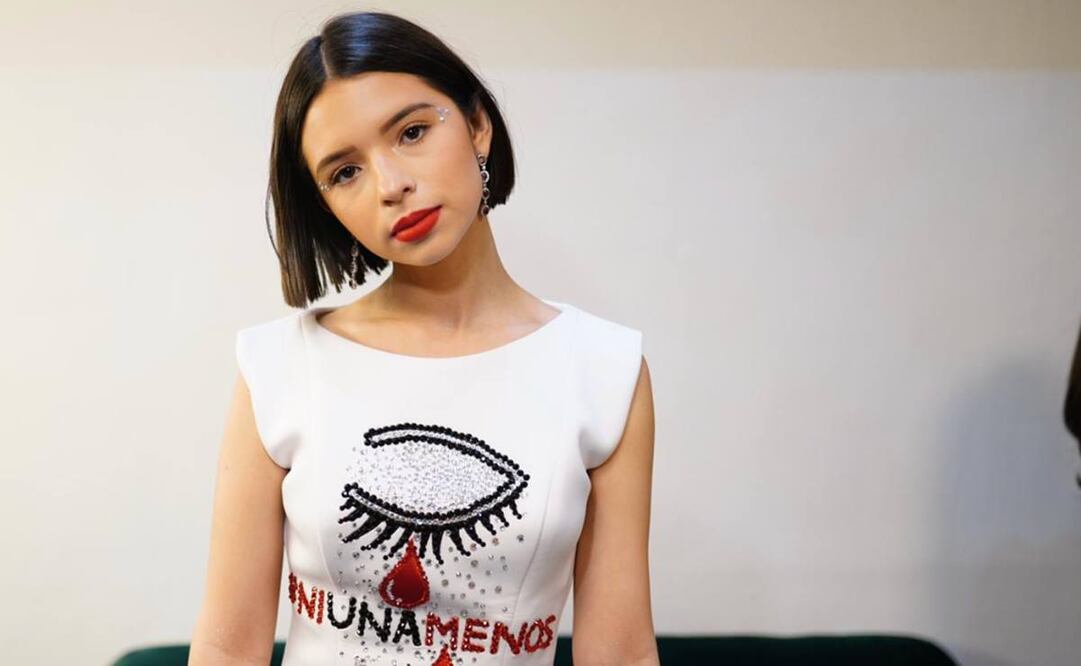 En un video a la joven cantante se le ve realizándose una depilación en la pierna.