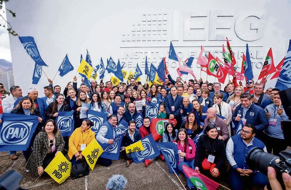 La aspirante de la Coalición Fuerza y Corazón por Guanajuato llegó a registrarse ante el IEEG acompañada de líderes militantes, amigos y familia. Foto: Especial