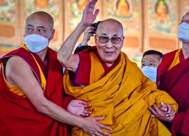¿Quién es Tenzin Gyatzo, el Dalái Lama que causó polémica al pedir a un niño que “chupara” su lengua?