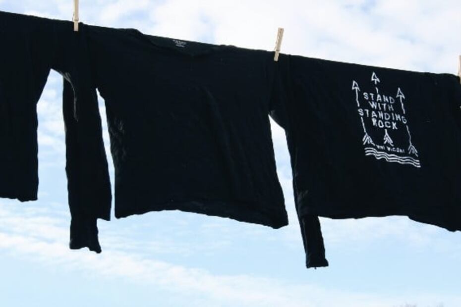 Tips para lavar ropa negra correctamente y que luzca como nueva