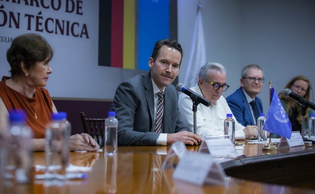 Al suscribir el gobernador del estado, Rubén Rocha Moya un convenio de cooperación técnica con el coordinador del Programa de Identificación Humana. Foto: oficial