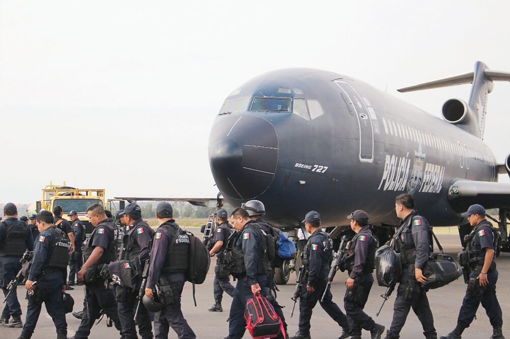 Elementos de la Policía Federal arriban a la ciudad de Morelia para resguardar las sedes donde se llevará a cabo la evaluación docente durante los días sábad o y domingo próximos (ARMANDO SOLÍS. EL UNIVERSAL)