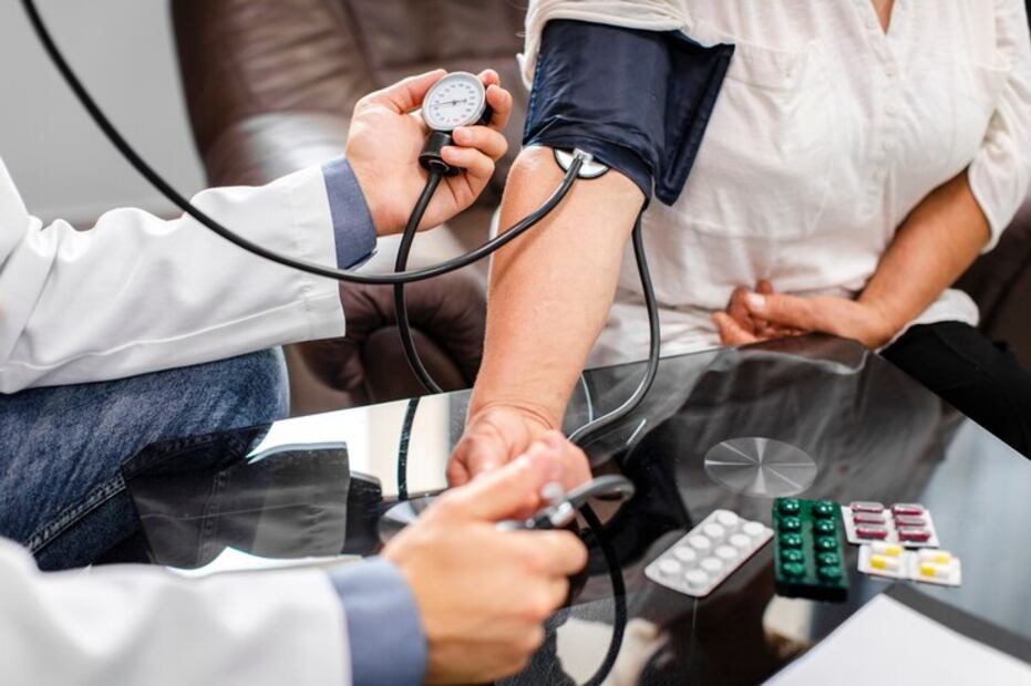 Una medida de prevención esencial para controlar la presión arterial sin tener que salir del hogar. Fuente:Freepik