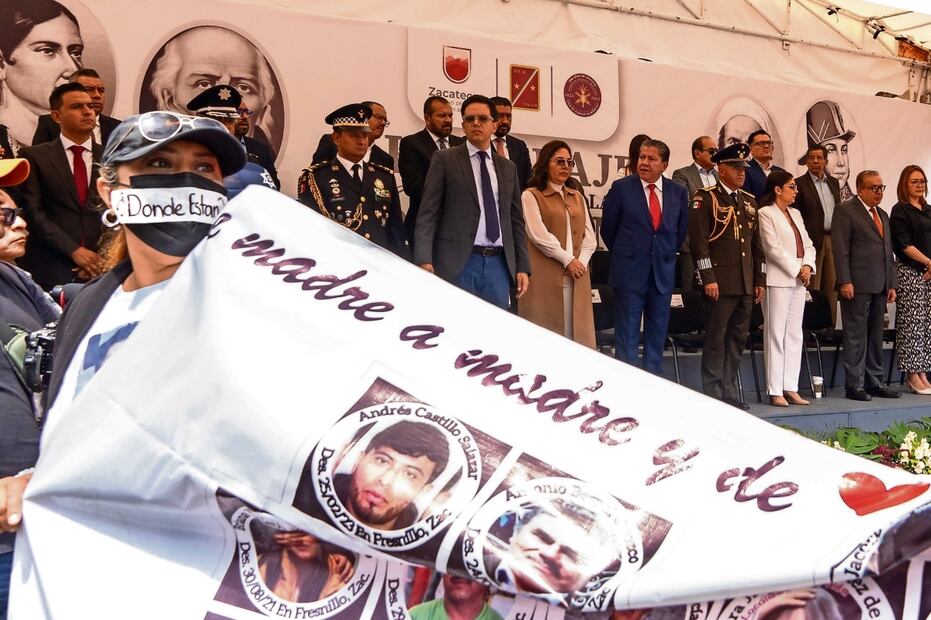 Madres buscadoras zacatecanas irrumpieron en el desfile por el aniversario de la Independencia de México; con pancartas, lonas y fichas de búsqueda se plantaron frente al mandatario David Monreal. Foto: Diana Valdez / El Universal
