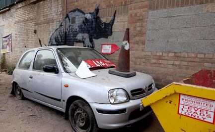 Hombre vandaliza obra de Banksy con pintura en aerosol