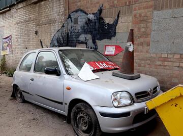 Banksy presenta obra de rinoceronte en una colección de temática animal