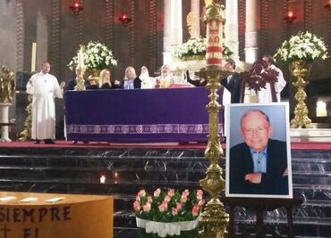 Pocos famosos acompañan en la misa para Raúl Velasco