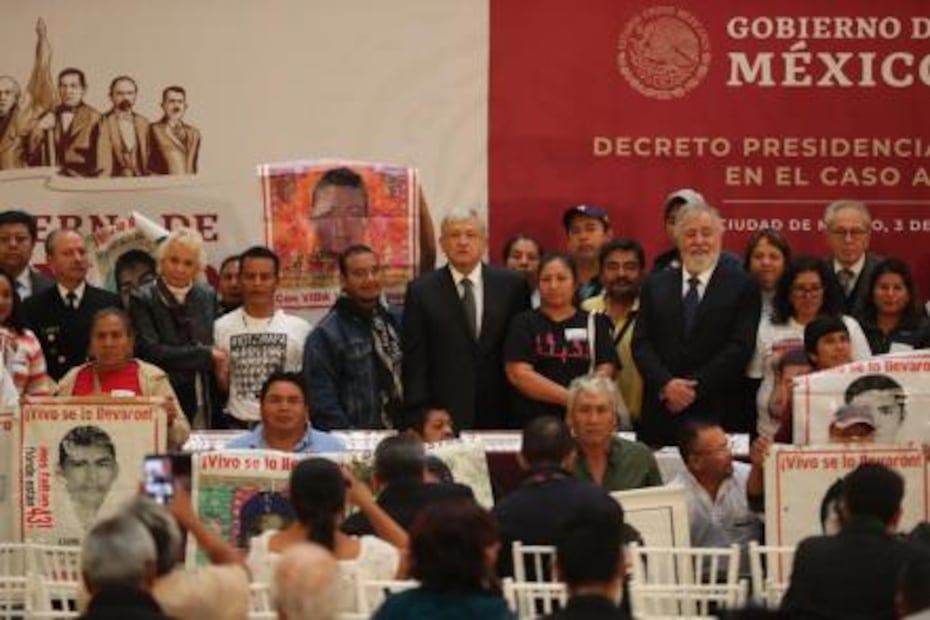 “Porque vivos se los llevaron, vivos los queremos”, claman padres de los 43 en firma de decreto