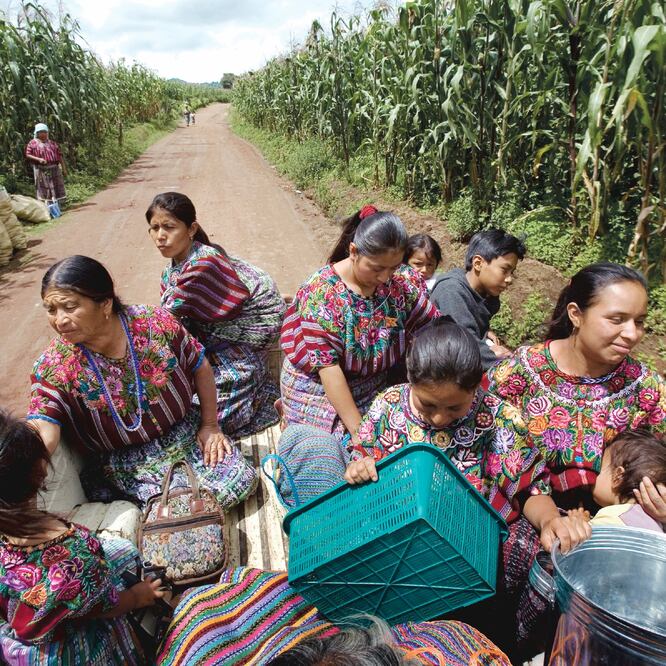 Comadronas rurales tras comprar en el mercado de Patzún, en Guatemala. Estas mujeres son encargadas de asistir a embarazadas durante el parto. RODRIGO ABD. AP
