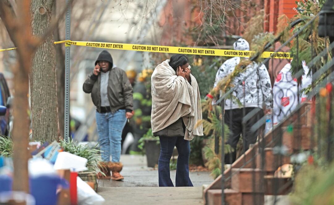 Residentes en el vecindario de Fairmount, Philadelphia, donde ayer ocurrió la tragedia. Foto: AP