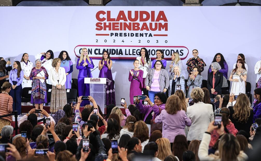 Claudia Sheinbaum recibe bastón de mando de mujeres que la apoyaron. Foto: Gabriel Pano / EL UNIVERSAL