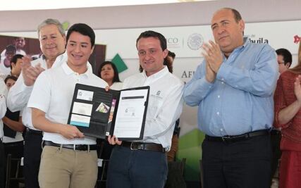 Afilia IMSS a 100 mil estudiantes en Coahuila