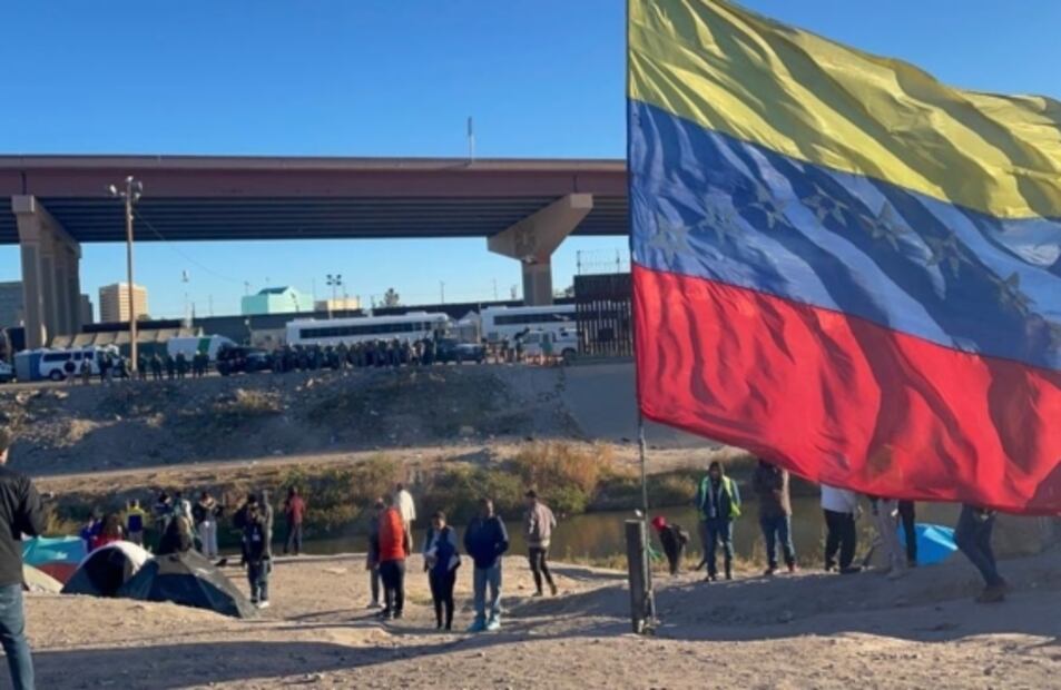 Autoridades intentan desalojar campamento de migrantes venezolanos del Río Bravo