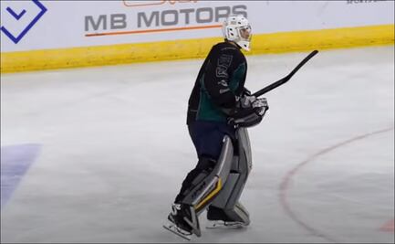 Así fue el debut de Petr Cech en un equipo profesional de hockey sobre hielo a los 41 años de edad