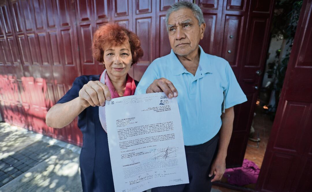 José Luis Mercado aún habita en una casa aledaña al socavón, luego de que le dijeron que no está en riesgo. Foto: Luis Camacho / EL UNIVERSAL
