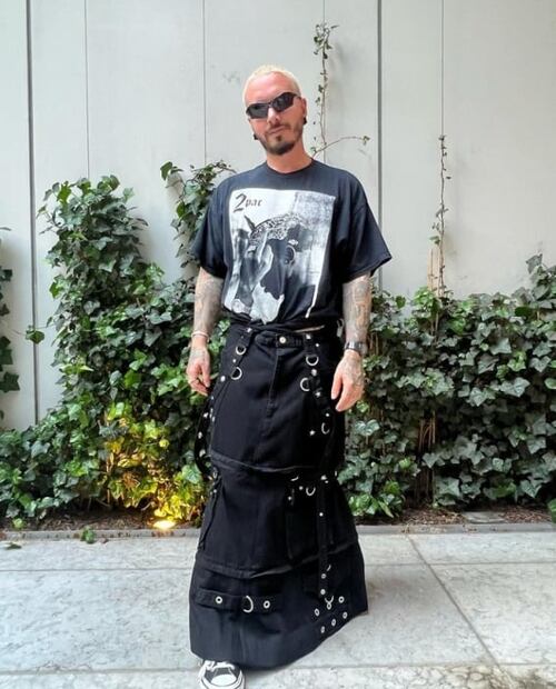 J Balvin enciende Instagram con su look en minifalda