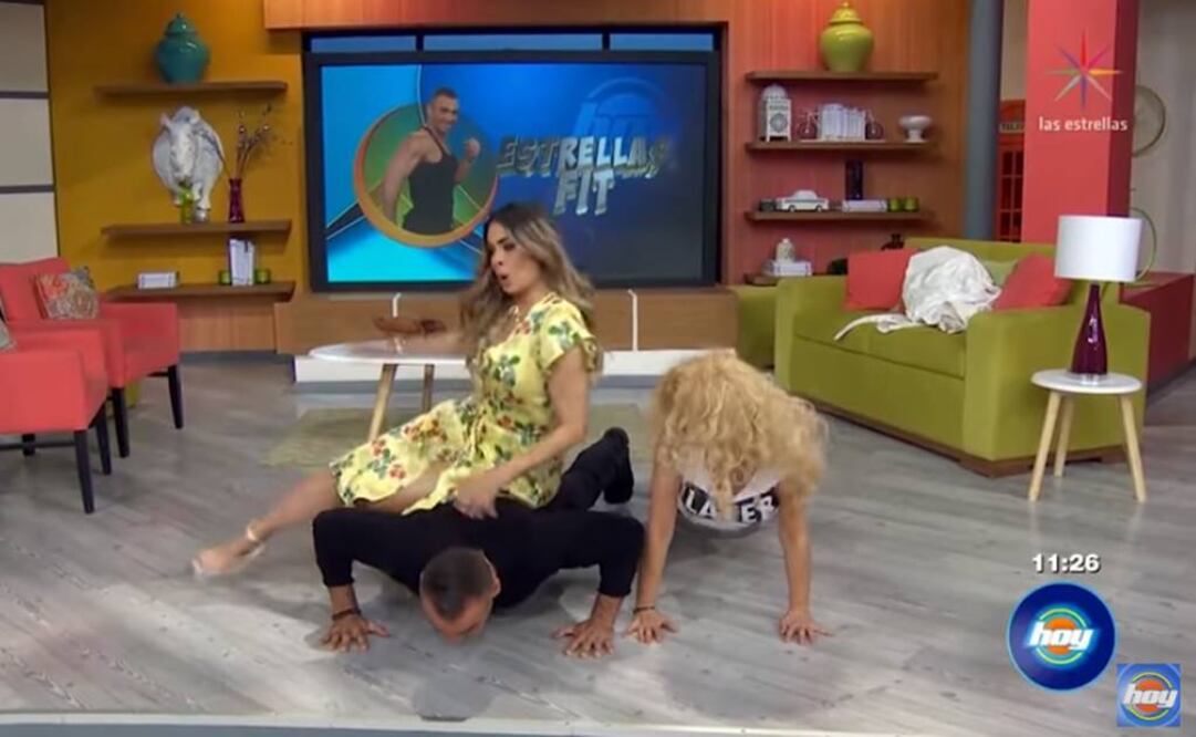 Galilea Montijo resbaló de la espalda de Diego Di Marco. Foto: Captura de pantalla 